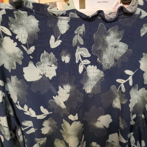 LULAROE CLARA SMOCK BLOUSE - Picture 4 of 7